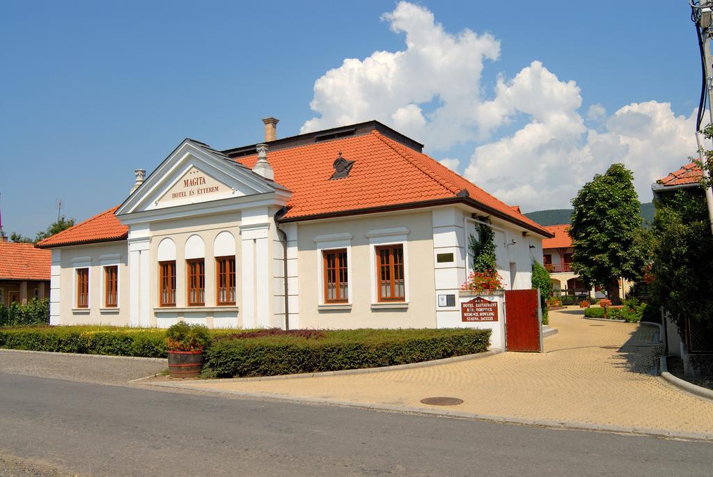 Magita Hotel Basko Экстерьер фото